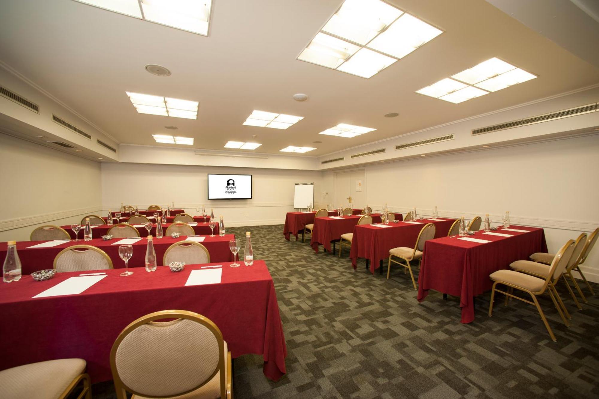 Austral Plaza Hotel โกโมโดโร รีวาดาเวีย ภายนอก รูปภาพ