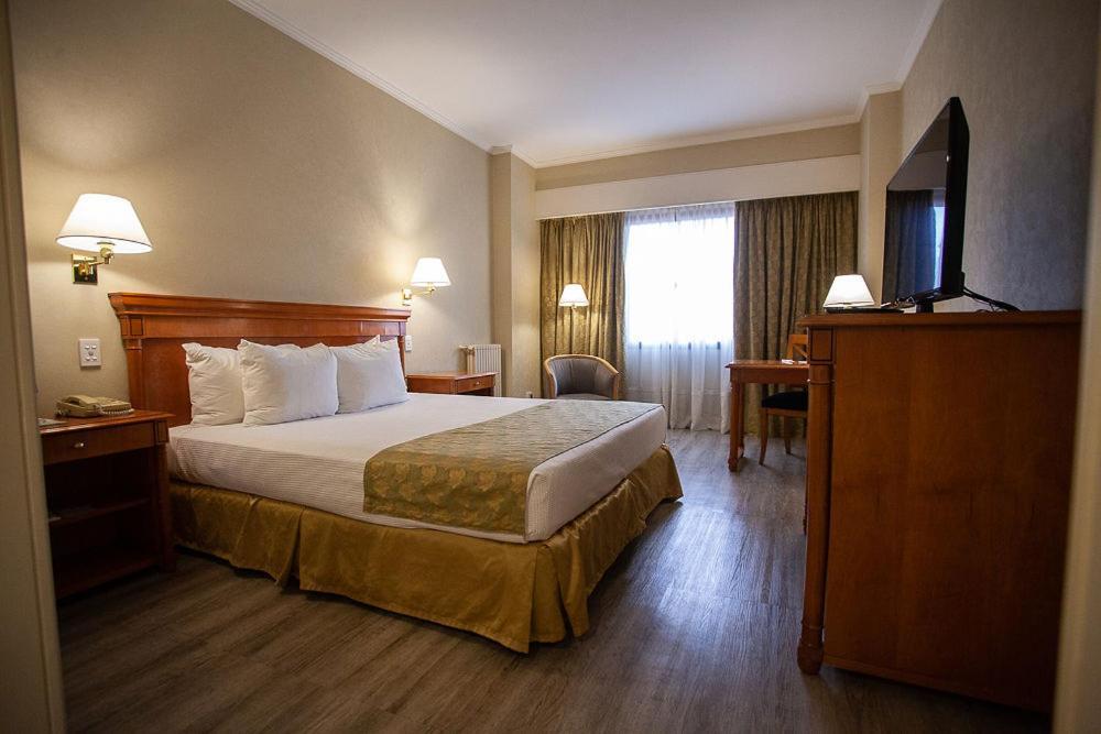 Austral Plaza Hotel โกโมโดโร รีวาดาเวีย ภายนอก รูปภาพ