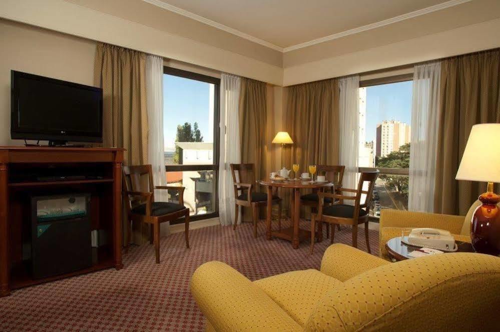 Austral Plaza Hotel โกโมโดโร รีวาดาเวีย ภายนอก รูปภาพ