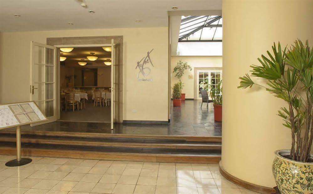 Austral Plaza Hotel โกโมโดโร รีวาดาเวีย ภายนอก รูปภาพ